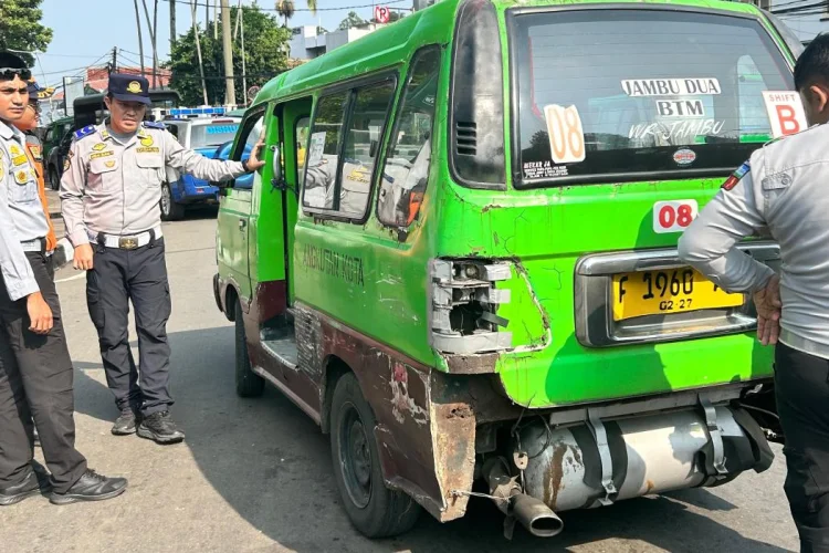Angkot Tak Laik Jalan Ditertibkan, Empat Angkot Dikandangkan