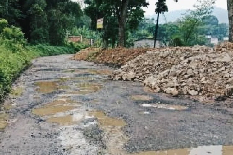 Ruas Jalan Rancapanggung‑Cikadu Rusak Parah Sepanjang 2 KM