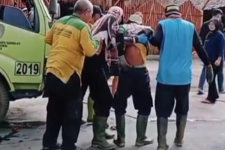 Petugas DLH Kota Tasikmalaya Terjatuh dari Truk Sampah Saat Bertugas