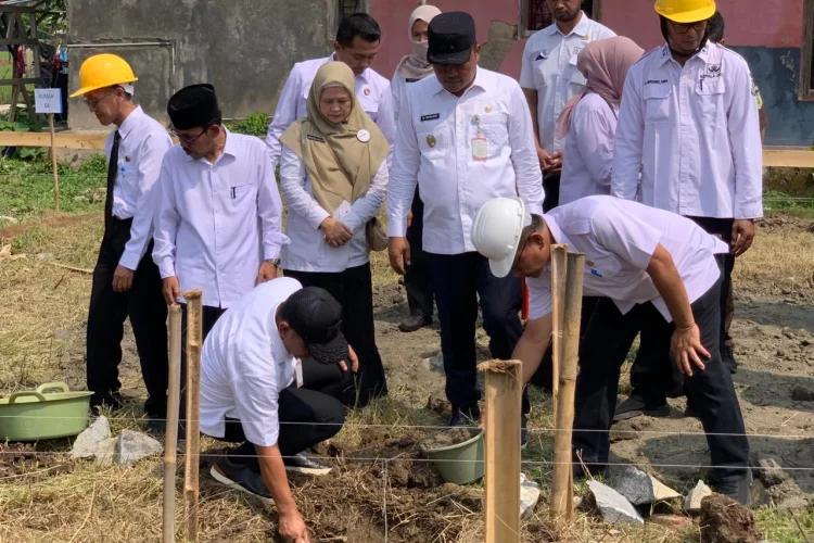 Bupati Karawang Peletakan Batu Pertama 8 Unit Rumah Buat Lansia