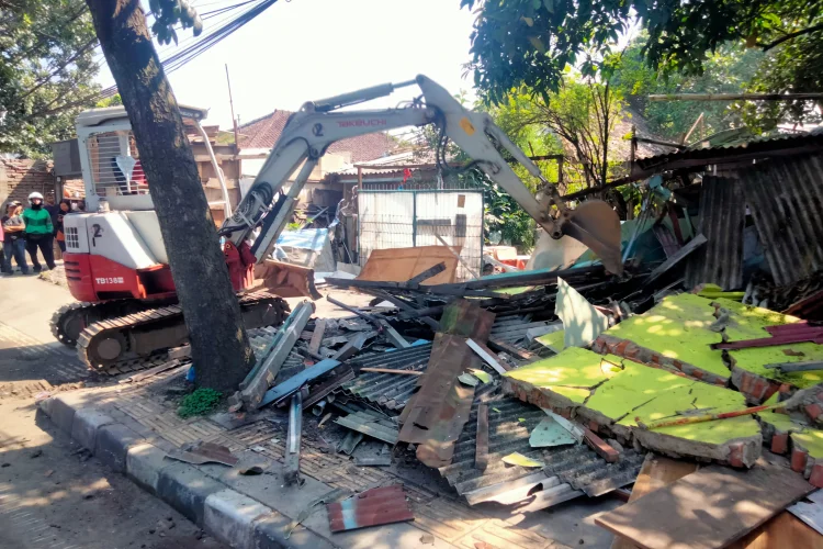 Penertiban Meluas , Satpol PP Kota Bandung Bongkar Kios Liar di Gatsu