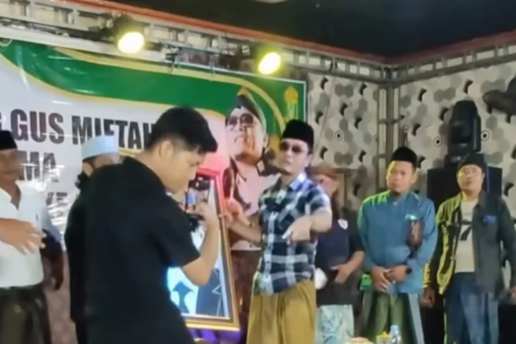 Viral Gus Miftah Gelar Pengajian Bareng LC di Pati hingga Pamer Foto Seskab Teddy