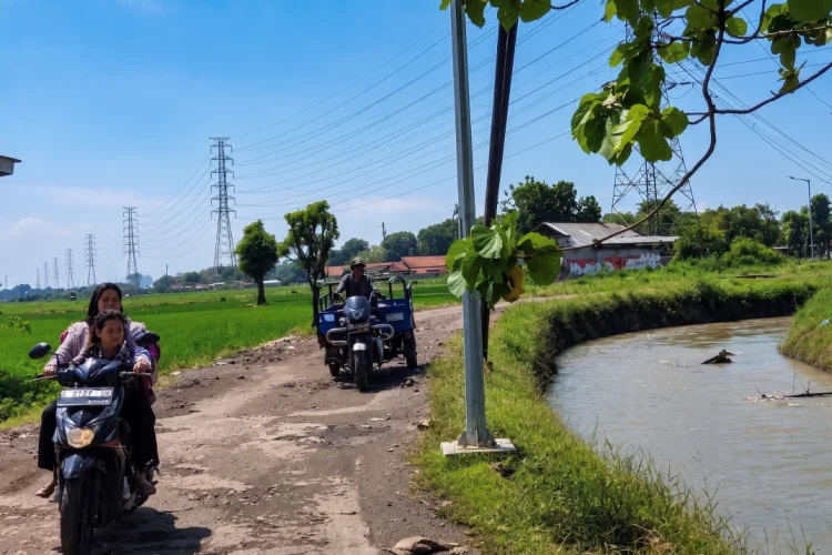 Jalan Rusak ke Kramat Talun Dikeluhkan, Warga Pasang Spanduk Sindiran