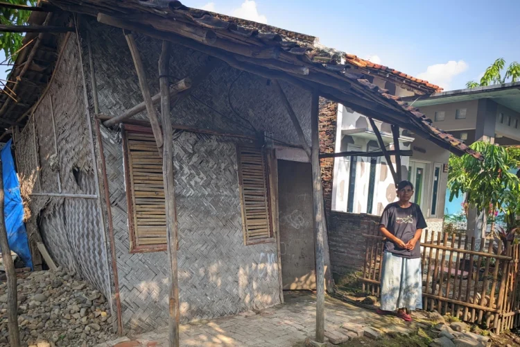 Tinggal di Gubuk Reyot, Hujan Turun Dianah dan Dua Anaknya Bersiap Mengungsi