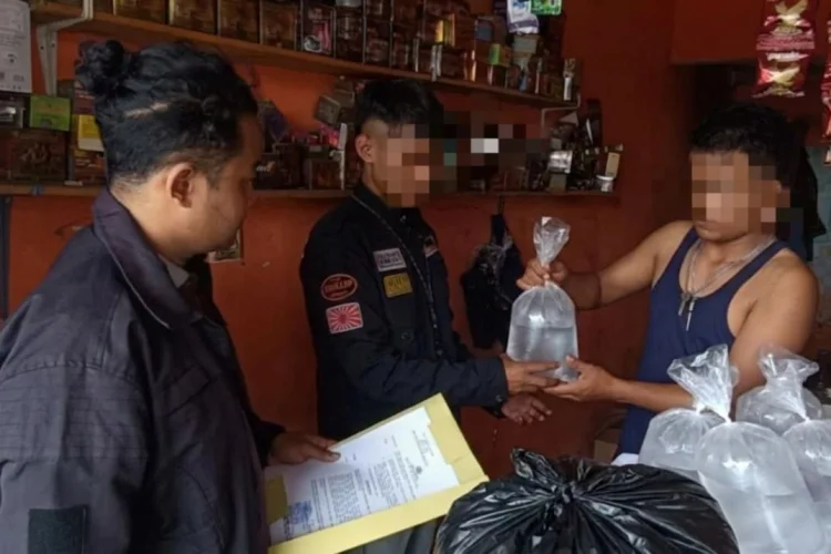 Tertibkan Miras Oplosan, Polsek Cipatat Gerebek Toko Penjualan Ilegal di Rajamandala