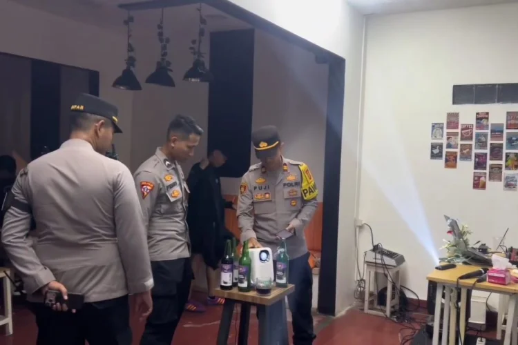 Polisi Bubarkan Pesta Miras di Tasik, 5 Botol dan Termos Alkohol Diamankan