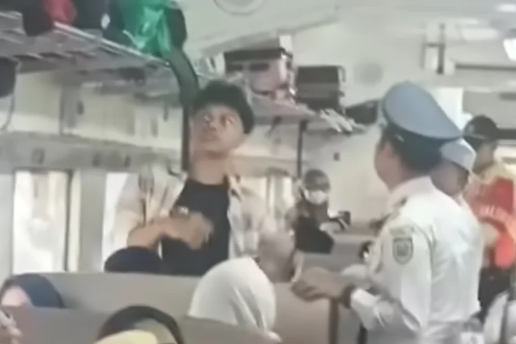 Viral! Kronologi Gerombolan Pria Lakukan Pelecehan Verbal di Kereta Api