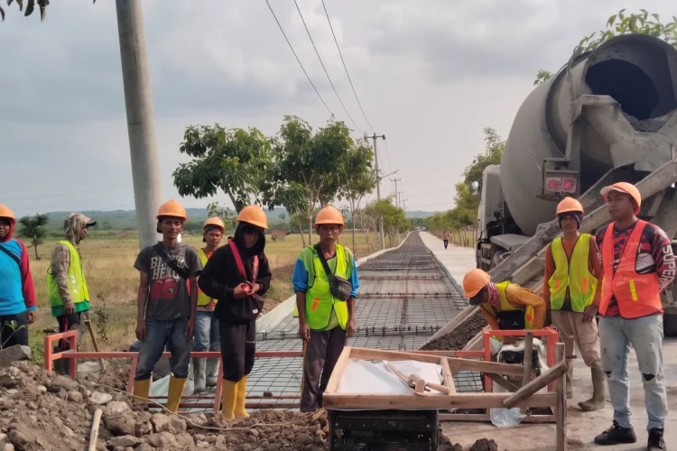 Pemkab Cirebon Betonisasi 23 Ruas Jalan, Warga Tagih Kualitas Proyek
