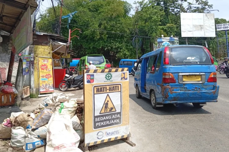 Apjatel Tata Kabel Udara di Jalan Aria Suriawinata-Aria Surialaga sepanjang 2,9 Km