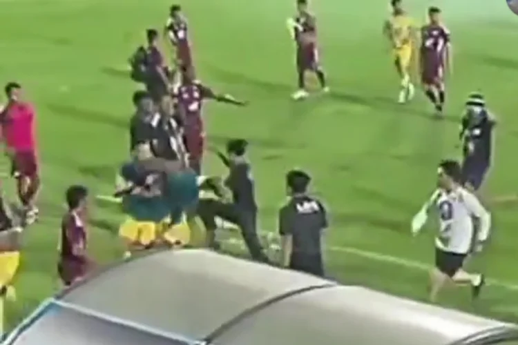 Achmad Jufriyanto Diduga Ditendang Oknum Suporter Usai Laga PSM vs Persib