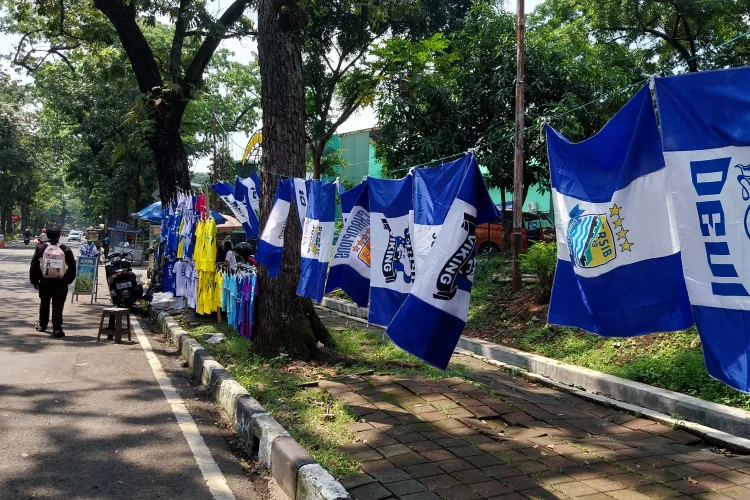 Cerita Asep Penjual Bendera di Bandung Kena Dampak Positif Menanti Persib Juara