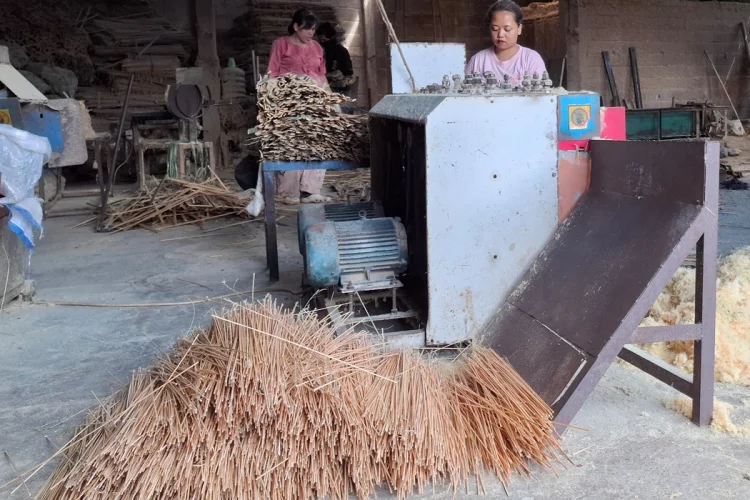 Jelang Iduladha, Permintaan Tusuk Sate di Tasikmalaya Naik Hampir 100 Persen