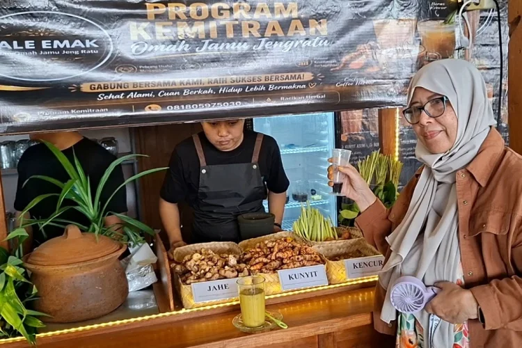 Menikmati Minuman Tradisional di Kafe Jamu Balandongan Rajakami Karawang