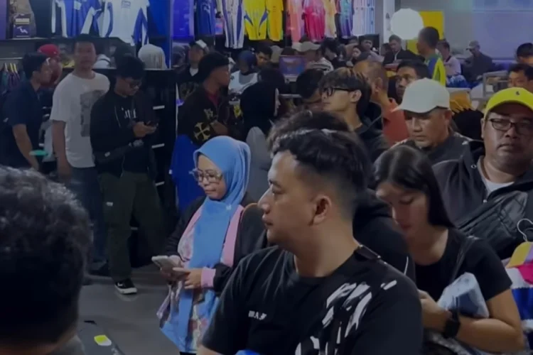Official Persib Store Diserbu Bobotoh Jelang Laga Kandang Terakhir di Bandung
