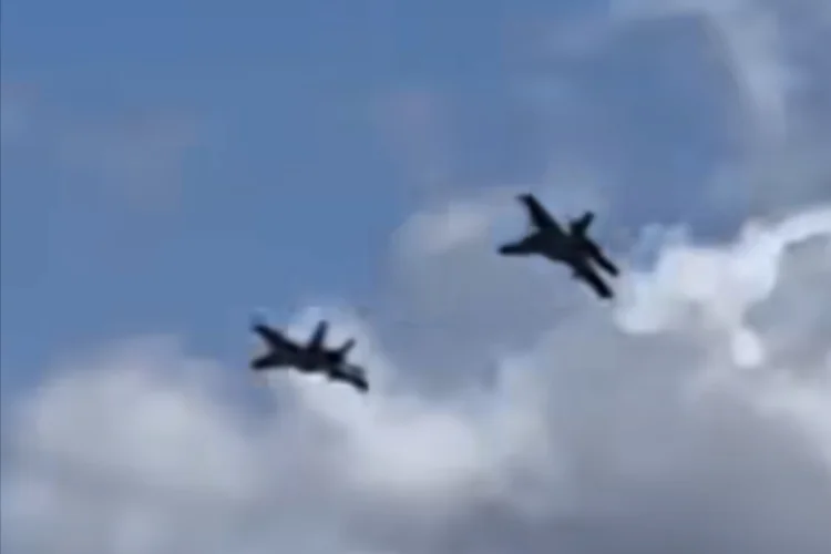Dua Jet Tempur EA-18G Growler AS Tabrakan di Udara Saat Air Show di Idaho