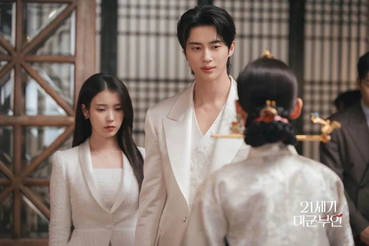 Di Tengah Kontroversi 'Perfect Crown', IU dan Byeon Woo Seok Minta Maaf
