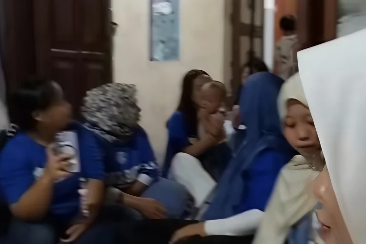 Viral Video Ibu-ibu Nobar Persib Sambil Gelar Doa Bersama, Warganet: Pantes Menang!