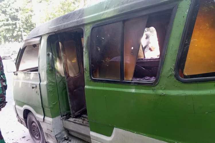 Diduga Konseling Aki, Angkot Pasar Anyar-Salabenda Hangus Terbakar
