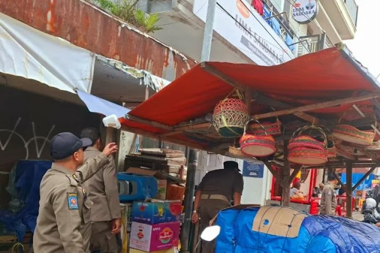 Cegah Kemacetan dan Gangguan Ruang Publik, Satpol PP Cimahi Tertibkan PKL