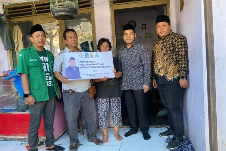 Anggota DPRD Kabupaten Cirebon Salurkan Bantuan Rutilahu untuk 10 Warga Weru Lor