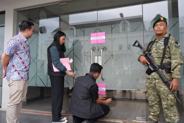 Dikawal Aparat Bersenjata, Kejari Karawang Segel Kantor PT BAS