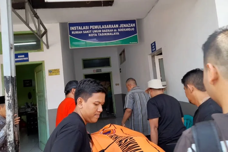 Jenazah Pria yang Terjun dari Jembatan Cirahong Tiba di RSUD, Keluarga Histeris