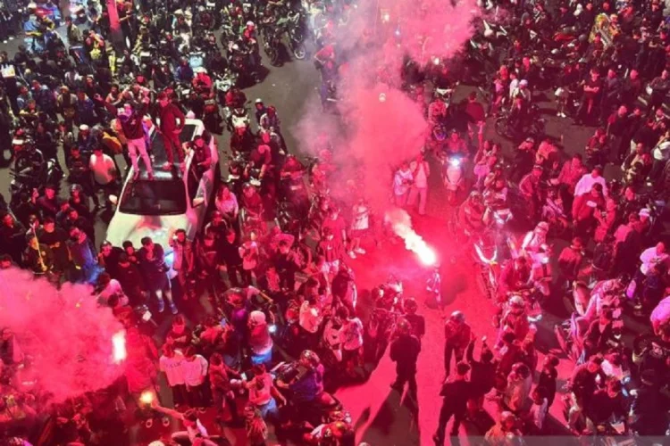 Sampah Pesta Persib Capai 112 Ton di Bandung, Didominasi Flare dan Botol