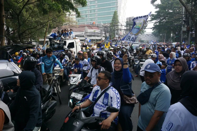 Viral Pemukulan Sesama Bobotoh Saat Konvoi Juara, Viking Persib Club Pecat Pelaku