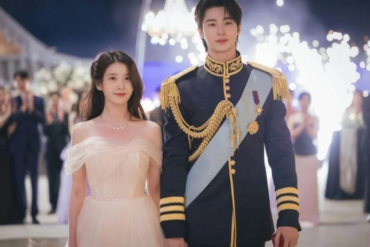 Sutradara Membela IU dan Byeon Woo Seok di Tengah Kontroversi Drama 'Perfect Crown'