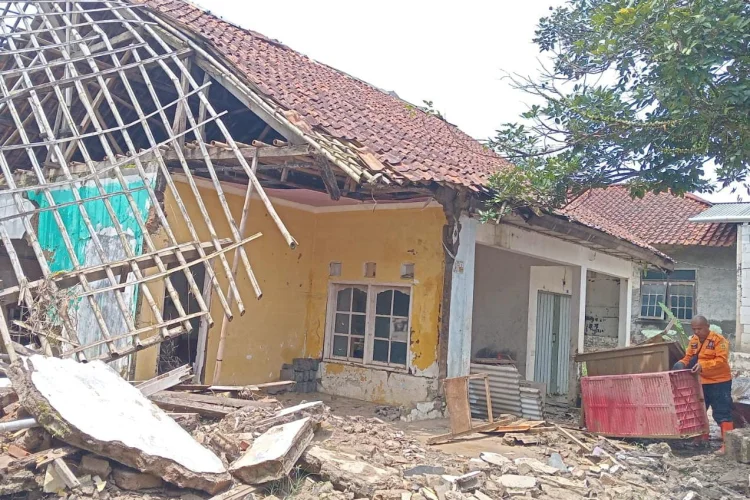Cicarewed Banjir Lagi, Rumah Warga Ambruk