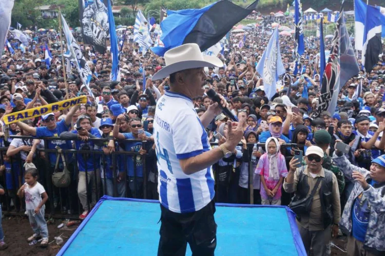 Gelar Syukuran Juara, Ribuan Bobotoh Tumpah di Kediaman Umuh Muchtar