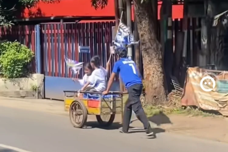 Viral Momen Haru Seorang Bapak Dorong Gerobak Ajak Anak Ikut Konvoi Persib