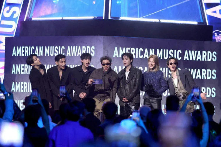 Cetak Sejarah di American Music Awards 2026, BTS Bawa Pulang 'Artist of the Year'
