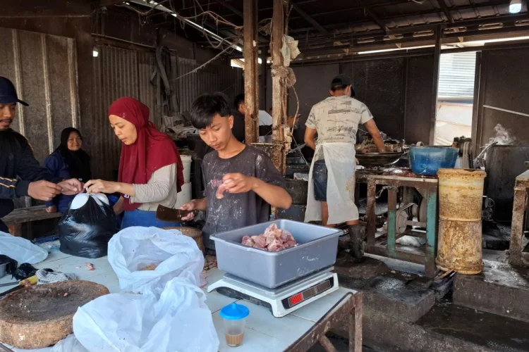 Usai Iduladha, Banyak Warga Kota Tasikmalaya Pilih Giling Daging Kurban Jadi Bakso