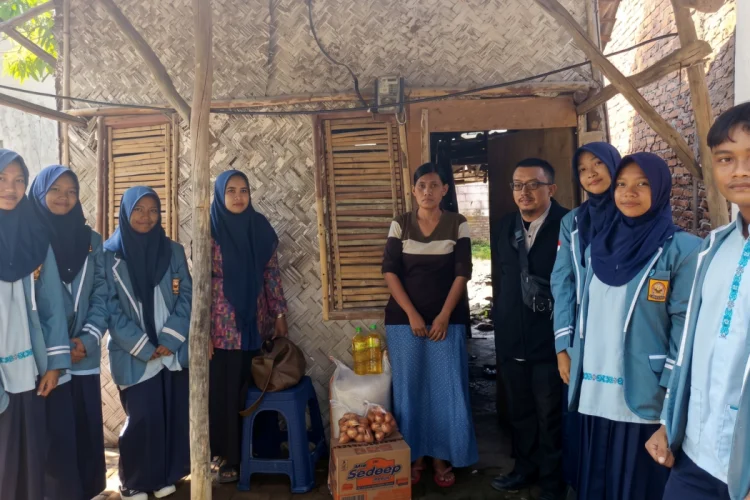 Keluarga Besar dan OSIS SMPN 2 Pangenan Salurkan Bantuan untuk Dhuafa