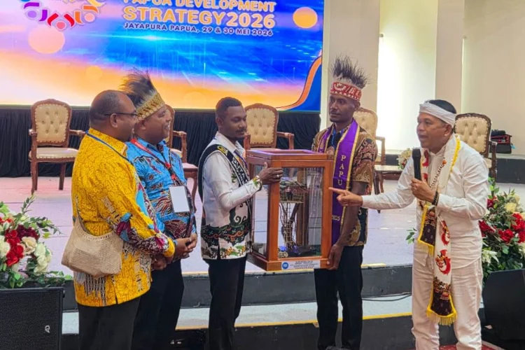 Beri Replika Rumah Pohon Korowai, Masyarakat Adat Papua Harap Dedi Selamatkan Hutan