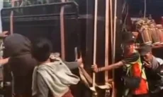 Viral Detik-detik Pekerja Seni Odong-Odong Tersetrum di Cikarang Utara