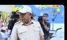 Viral di Medsos, Aksi Dadan Hindayana Pegang Kuping Siswi Saat Cek MBG Disorot