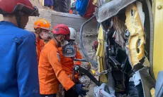 Tim SAR Bandung Evakuasi Korban Kecelakaan Truk di Jalan Raya Bypass Cicalengka