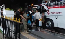 441 Jemaah Haji Kloter 04 Tiba di Tasikmalaya, Disambut Haru Ribuan Keluarga di GDI