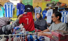 Pedagang Jersey Replika Piala Dunia 2026 di Tasikmalaya Mengeluh