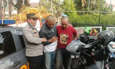 2 Pelaku Begal Ponsel Ketangkap Tangan Saat Beraksi di Cicendo Bandung      Kapolsek