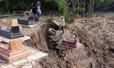 Belasan Makam Tergerus Longsor, Diduga Akibat Proyek Pengendali Banjir BBWS Citarum
