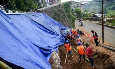 Tebing Penahan Tanah Setinggi 6 Meter di Dago Longsor