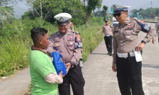 Ditlantas Polda Jabar Berbagi Sembako ke Petugas Kebersihan Jalan Tol