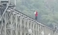 Pria Diduga ODGJ Nekat Lakukan Aksi Ekstrem Berdiri di Atas Jembatan Cirahong