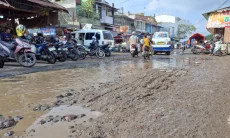 Jalan Pasar Induk Cikurubuk Rusak dan Becek, Pedagang Keluhkan Turunnya Pengunjung