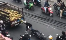 Viral Pengendara Motor Jatuh Demi Curi Kelapa, Endingnya Bikin Netizen Ngakak