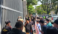 Massa Cirebon Geruduk Kejati Jabar, Pertanyakan Penunjukan Plt Kajari Sumber