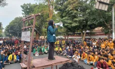 Kembali Turun ke Jalan, Mahasiswa Bawa Replika Alat Pancung dan Tuntut Evaluasi Total